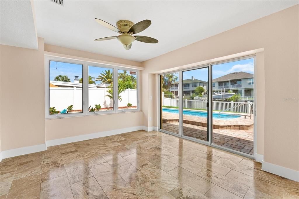 合同活跃: $699,000 (4 贝兹, 2 浴室, 2336 平方英尺)