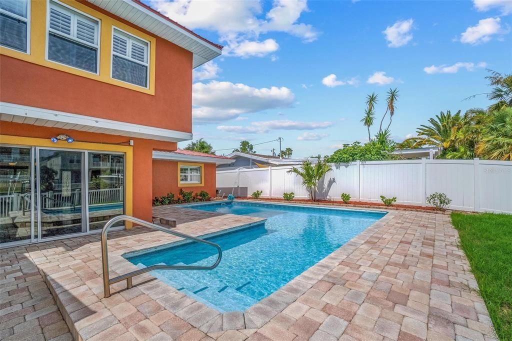 合同活跃: $699,000 (4 贝兹, 2 浴室, 2336 平方英尺)