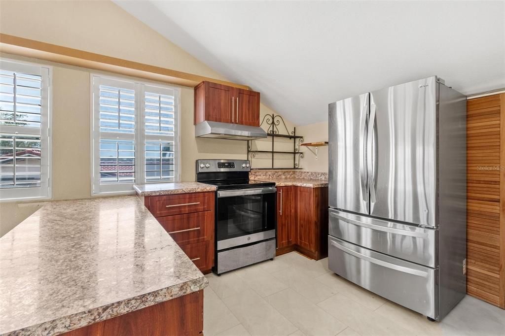 合同活跃: $699,000 (4 贝兹, 2 浴室, 2336 平方英尺)