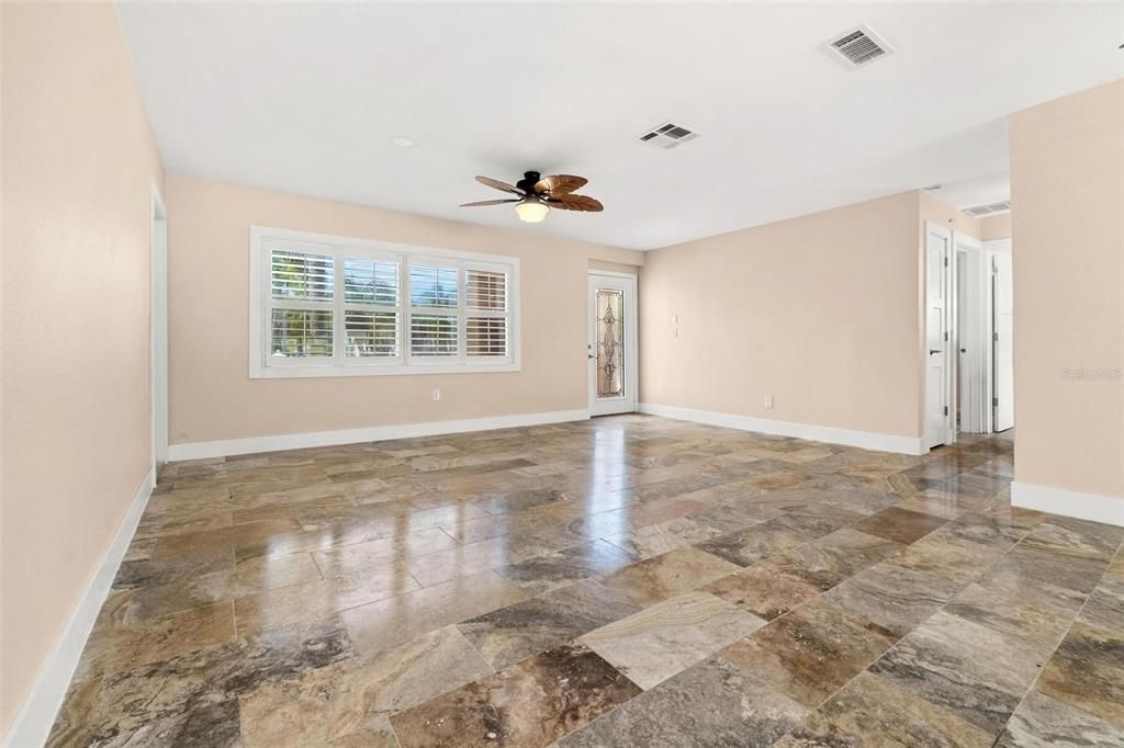 合同活跃: $699,000 (4 贝兹, 2 浴室, 2336 平方英尺)