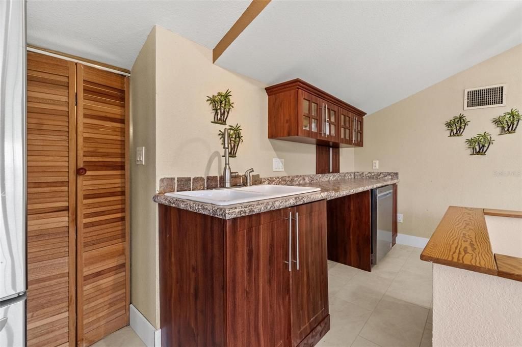 合同活跃: $699,000 (4 贝兹, 2 浴室, 2336 平方英尺)