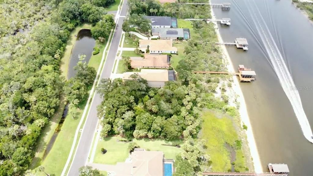 Под контрактом: $317,000 (0.52 acres)