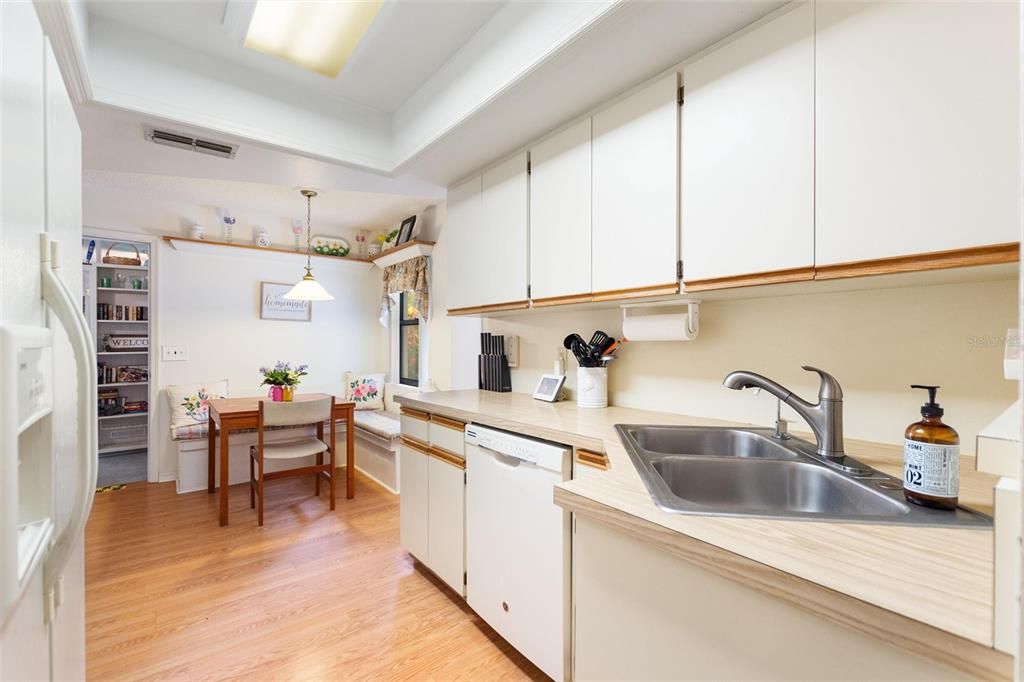 На продажу: $490,000 (3 спален, 2 ванн, 1936 Квадратных фут)