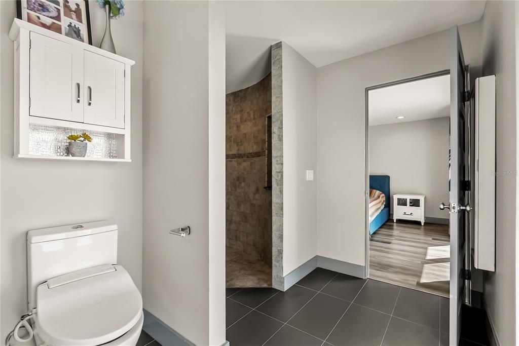 Под контрактом: $1,075,000 (4 спален, 3 ванн, 3213 Квадратных фут)