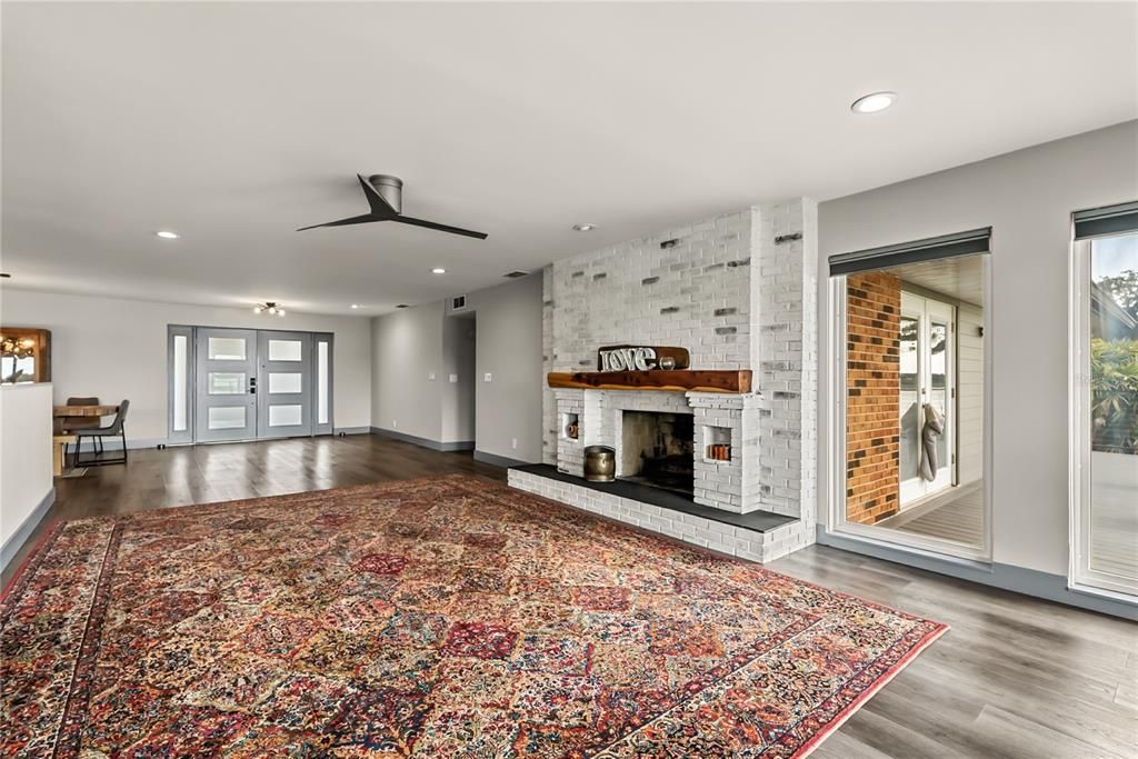 Под контрактом: $1,075,000 (4 спален, 3 ванн, 3213 Квадратных фут)