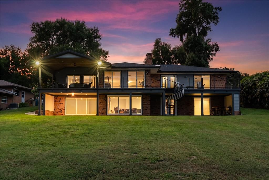 Под контрактом: $1,075,000 (4 спален, 3 ванн, 3213 Квадратных фут)