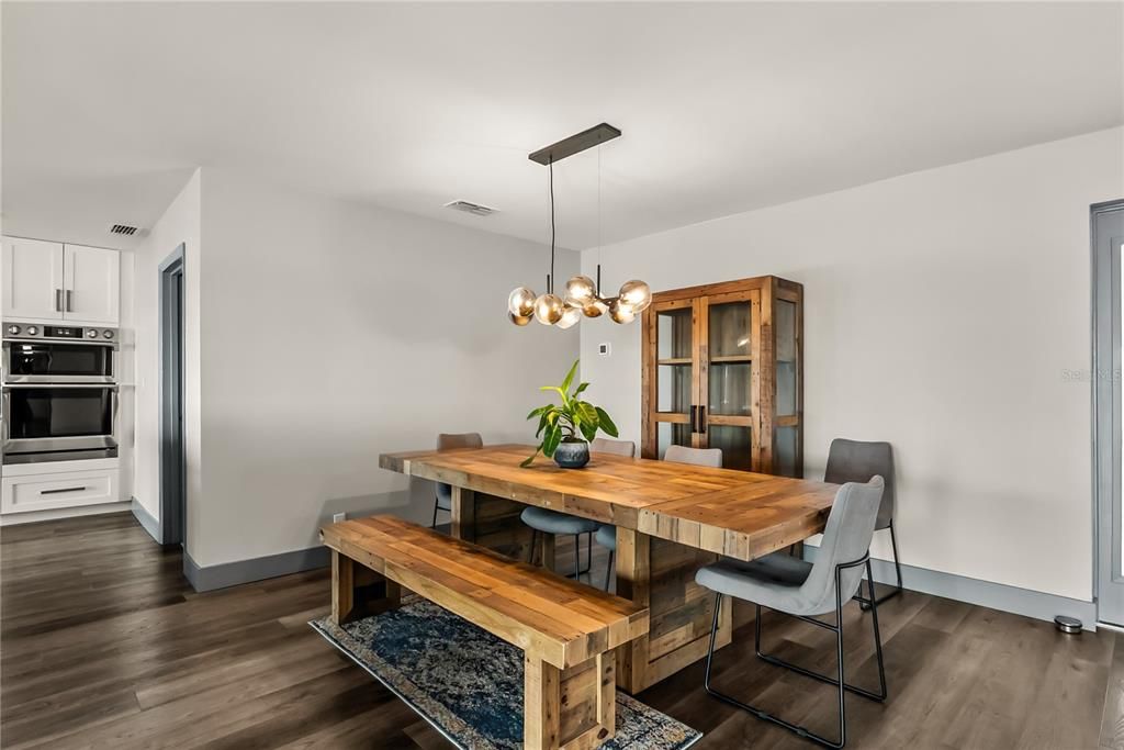 Под контрактом: $1,075,000 (4 спален, 3 ванн, 3213 Квадратных фут)