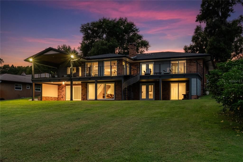 Под контрактом: $1,075,000 (4 спален, 3 ванн, 3213 Квадратных фут)