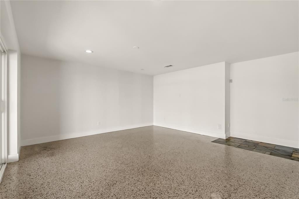 Под контрактом: $1,075,000 (4 спален, 3 ванн, 3213 Квадратных фут)