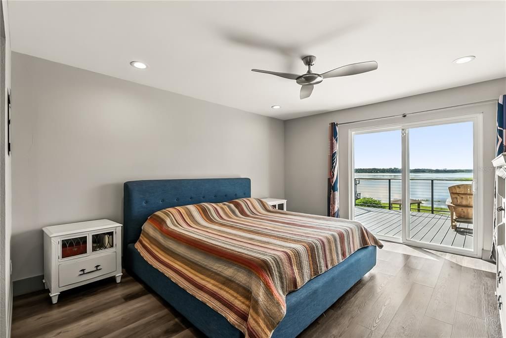 Под контрактом: $1,075,000 (4 спален, 3 ванн, 3213 Квадратных фут)