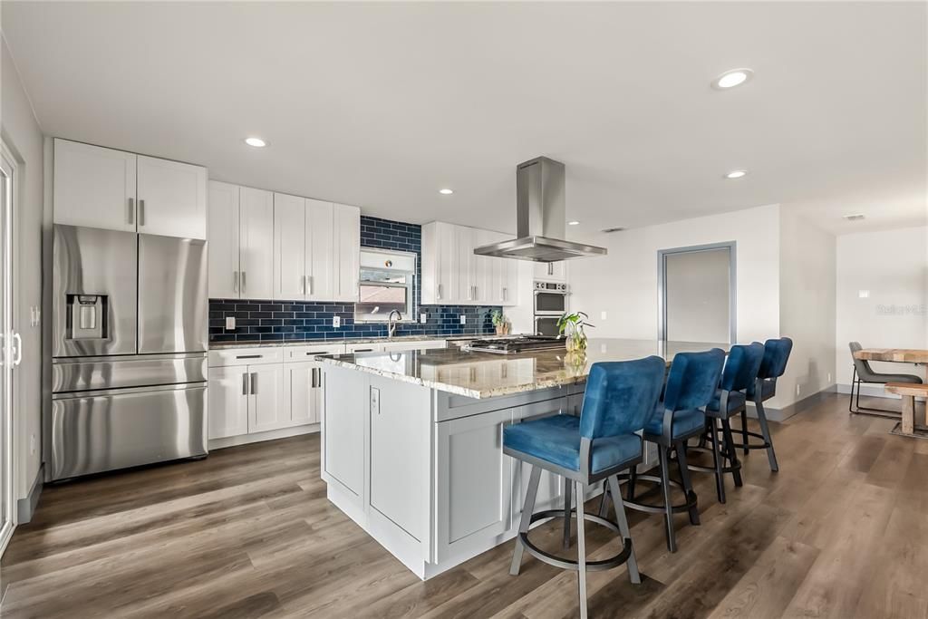 Под контрактом: $1,075,000 (4 спален, 3 ванн, 3213 Квадратных фут)