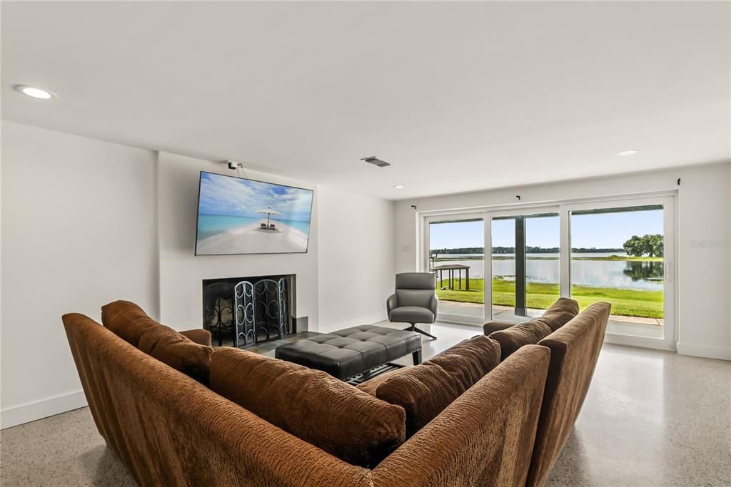 Под контрактом: $1,075,000 (4 спален, 3 ванн, 3213 Квадратных фут)