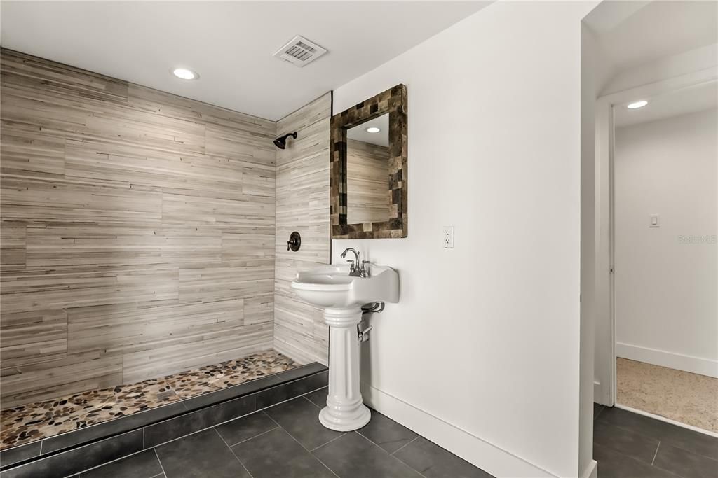 Под контрактом: $1,075,000 (4 спален, 3 ванн, 3213 Квадратных фут)