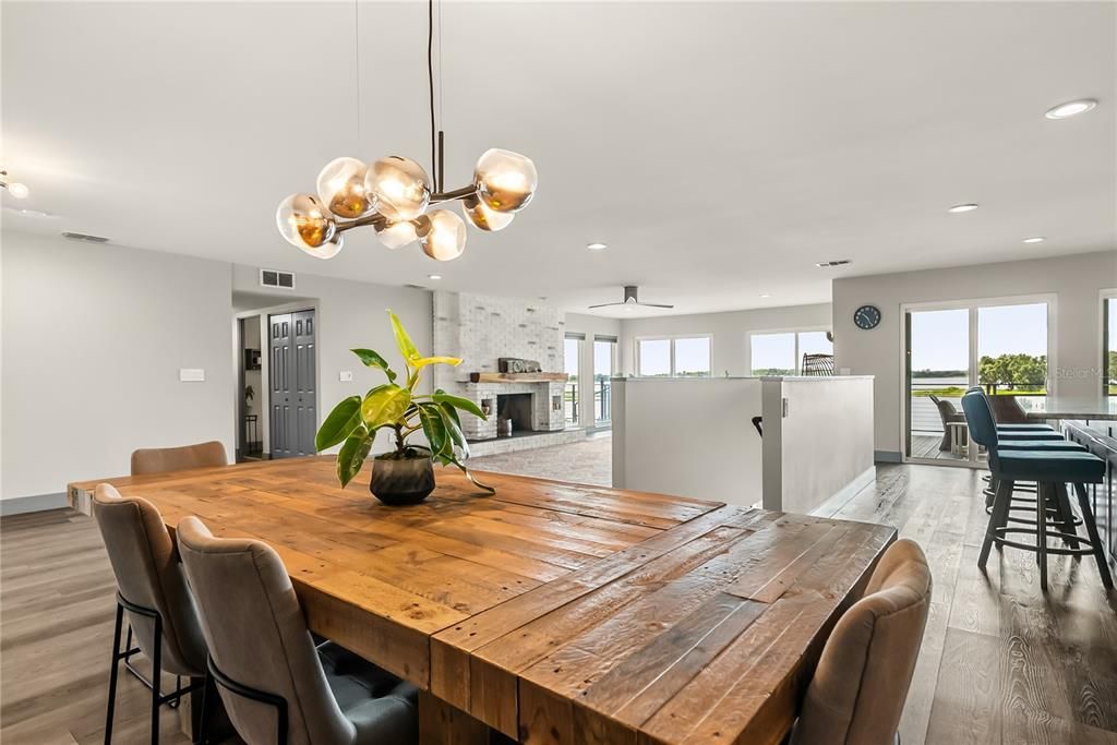 Под контрактом: $1,075,000 (4 спален, 3 ванн, 3213 Квадратных фут)