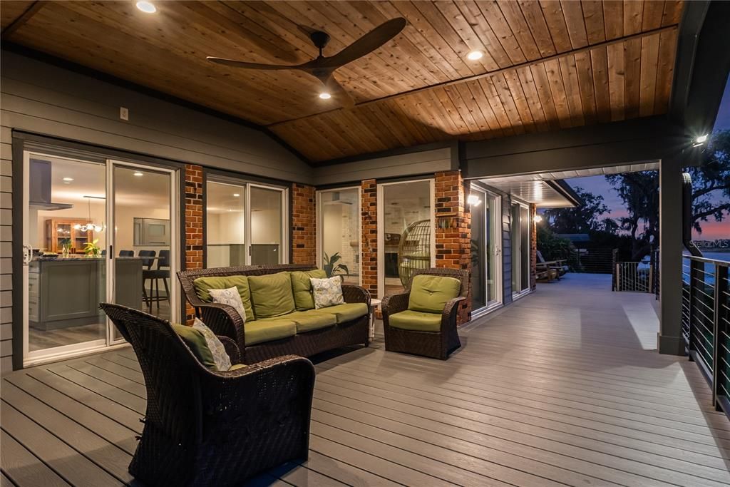 Под контрактом: $1,075,000 (4 спален, 3 ванн, 3213 Квадратных фут)