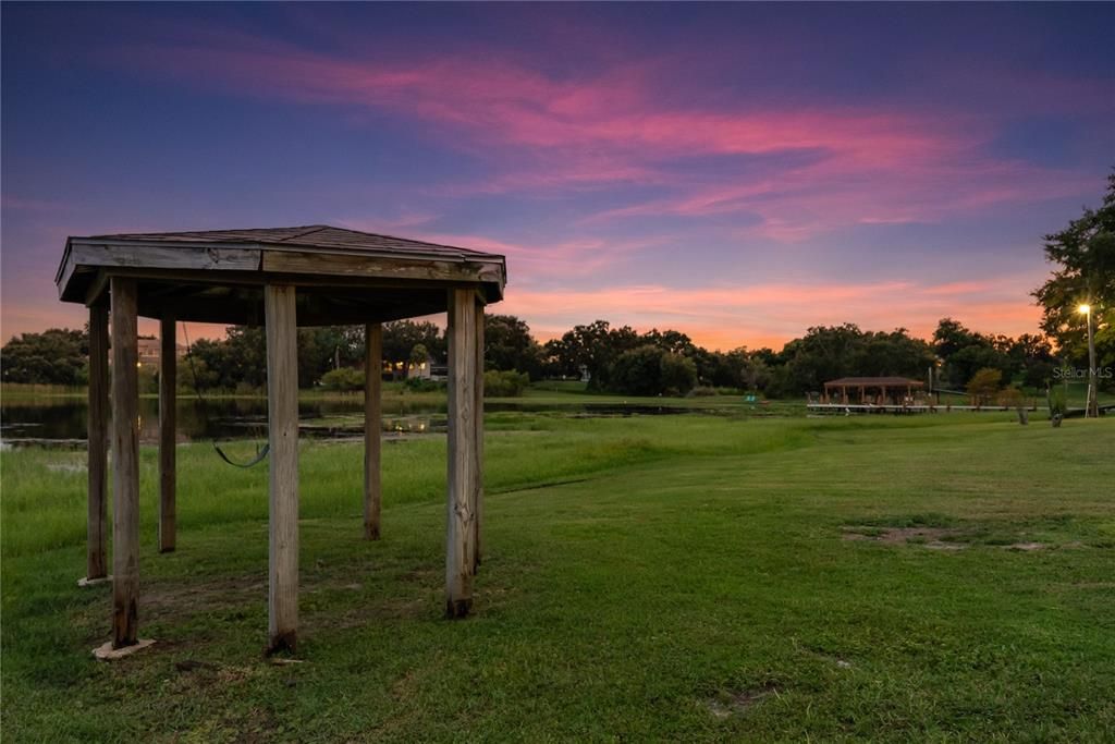 Под контрактом: $1,075,000 (4 спален, 3 ванн, 3213 Квадратных фут)