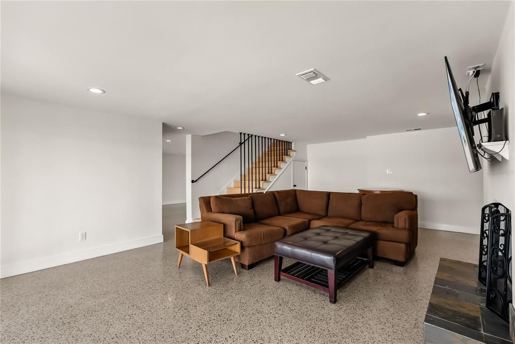 Под контрактом: $1,075,000 (4 спален, 3 ванн, 3213 Квадратных фут)