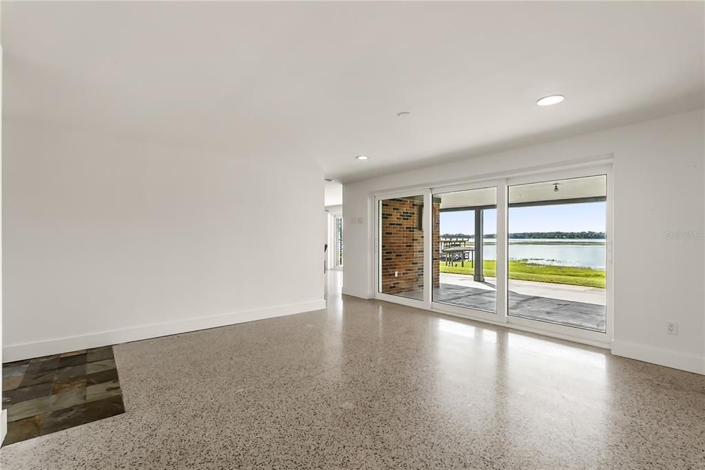 Под контрактом: $1,075,000 (4 спален, 3 ванн, 3213 Квадратных фут)