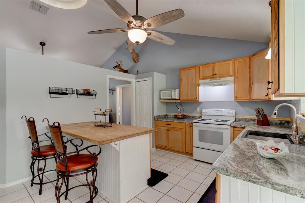 Под контрактом: $475,000 (3 спален, 2 ванн, 1362 Квадратных фут)