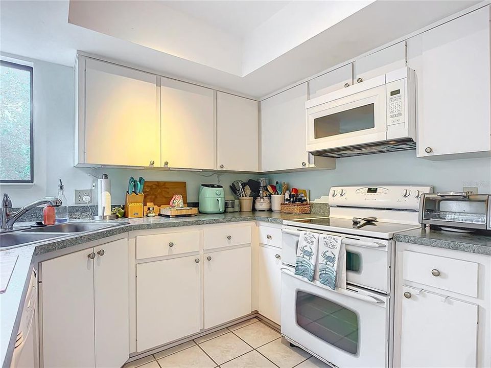 Active With Contract: $180,000 (3 beds, 2 baths, 1338 Square Feet)