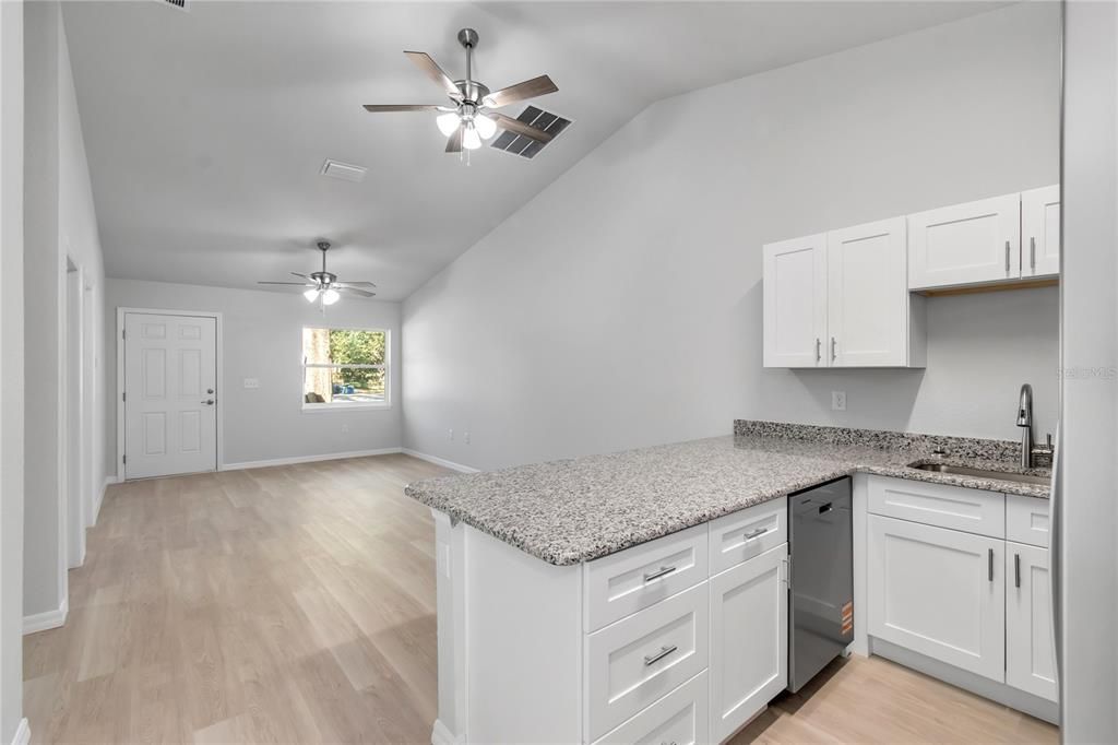 For Sale: $199,000 (2 beds, 2 baths, 925 Square Feet)