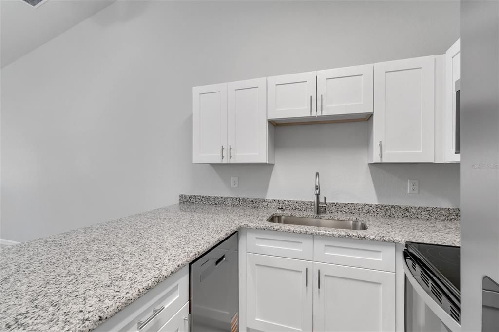 For Sale: $199,000 (2 beds, 2 baths, 925 Square Feet)
