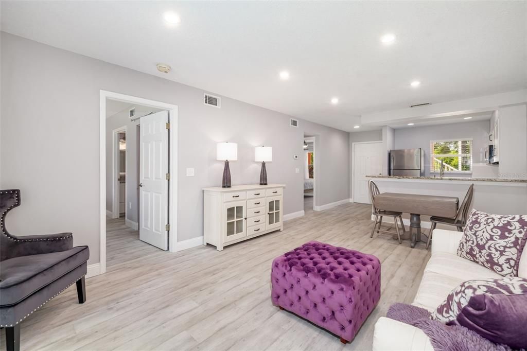 Active With Contract: $179,985 (2 beds, 2 baths, 954 Square Feet)