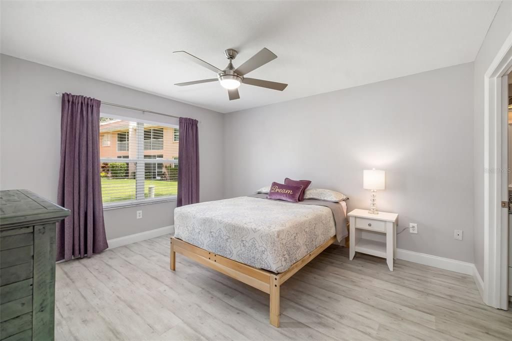 Active With Contract: $179,985 (2 beds, 2 baths, 954 Square Feet)
