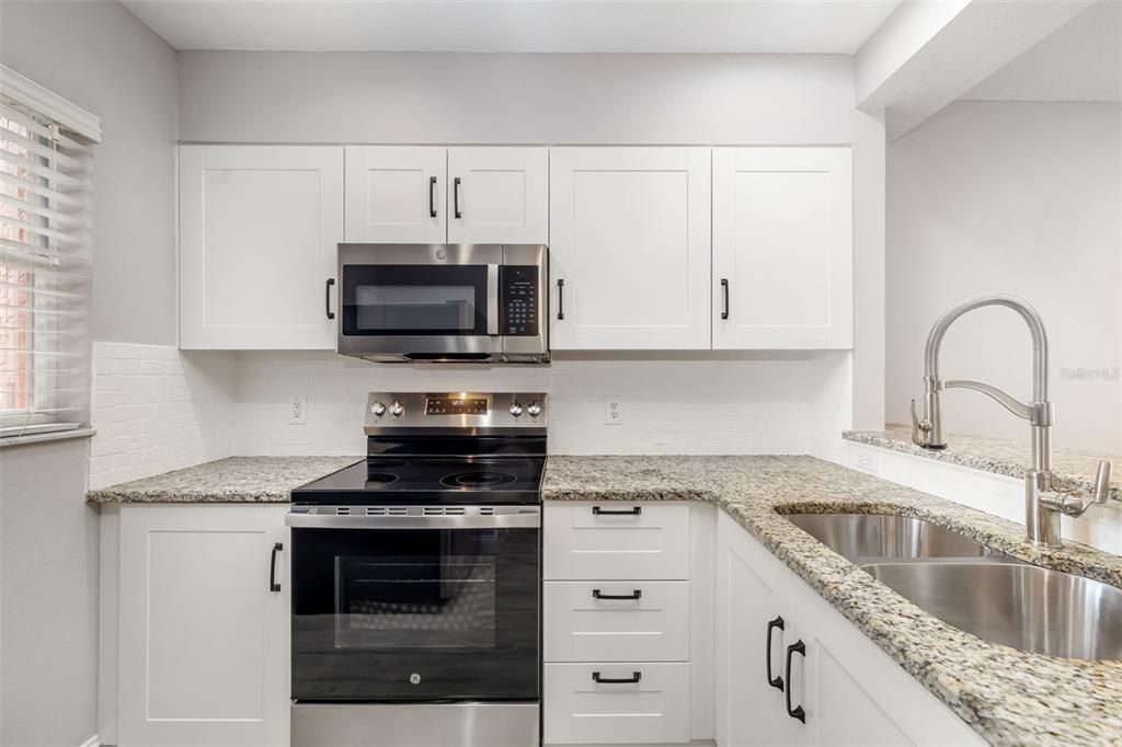 Active With Contract: $179,985 (2 beds, 2 baths, 954 Square Feet)