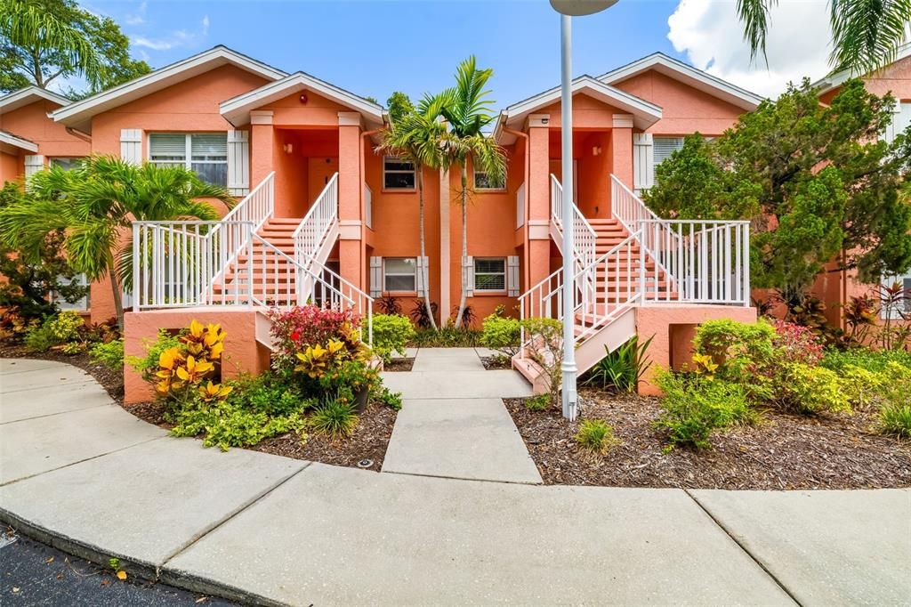 Active With Contract: $179,985 (2 beds, 2 baths, 954 Square Feet)