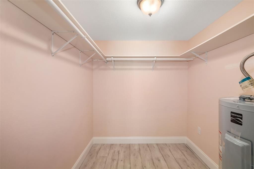 Active With Contract: $179,985 (2 beds, 2 baths, 954 Square Feet)
