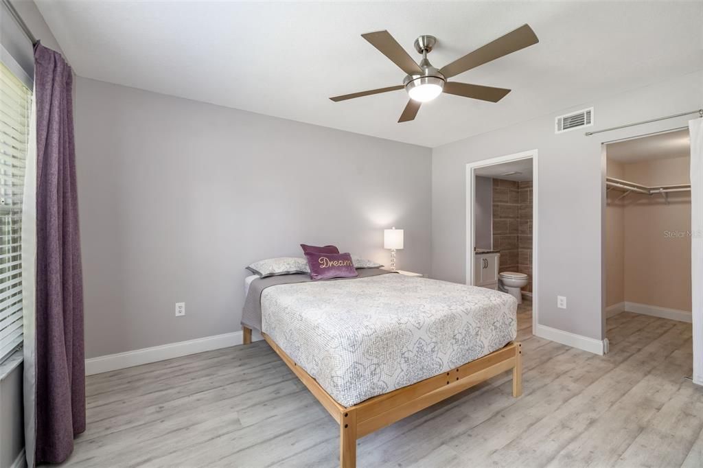 Active With Contract: $179,985 (2 beds, 2 baths, 954 Square Feet)