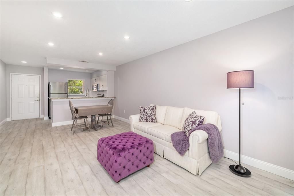 Active With Contract: $179,985 (2 beds, 2 baths, 954 Square Feet)