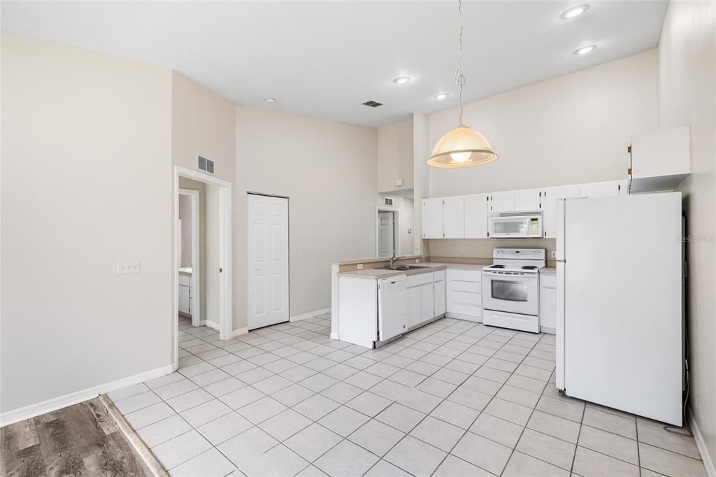 На продажу: $169,900 (3 спален, 2 ванн, 1212 Квадратных фут)