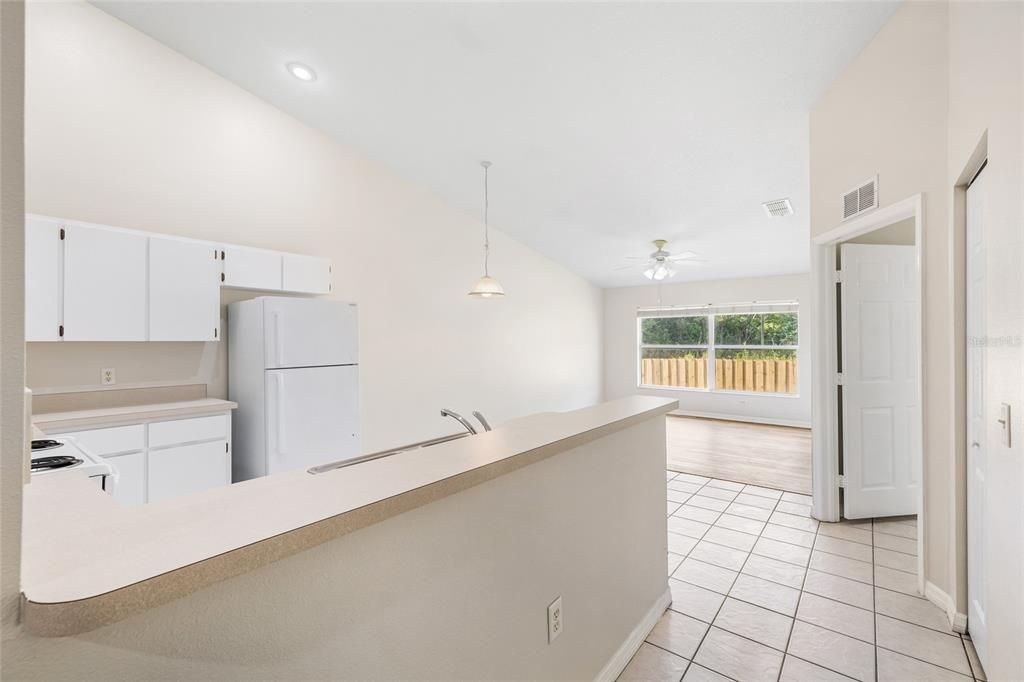 На продажу: $169,900 (3 спален, 2 ванн, 1212 Квадратных фут)