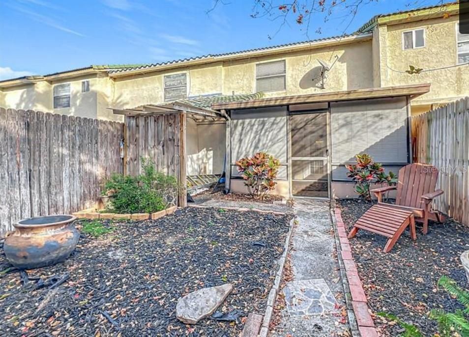 For Rent: $1,800 (2 beds, 1 baths, 1190 Square Feet)