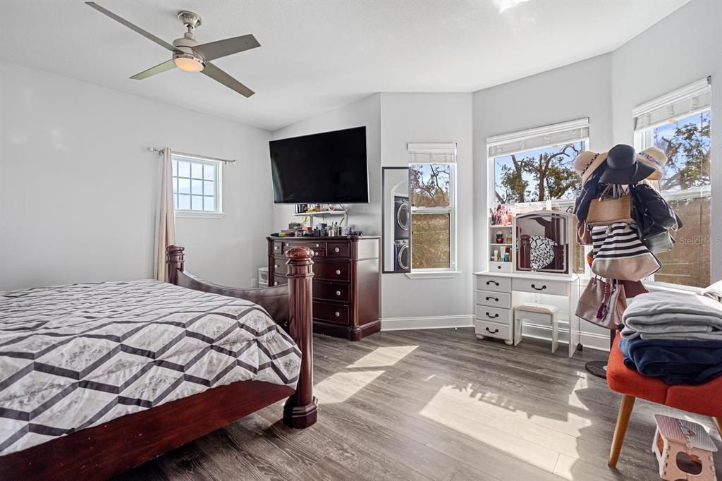 Под контрактом: $765,000 (4 спален, 2 ванн, 2560 Квадратных фут)