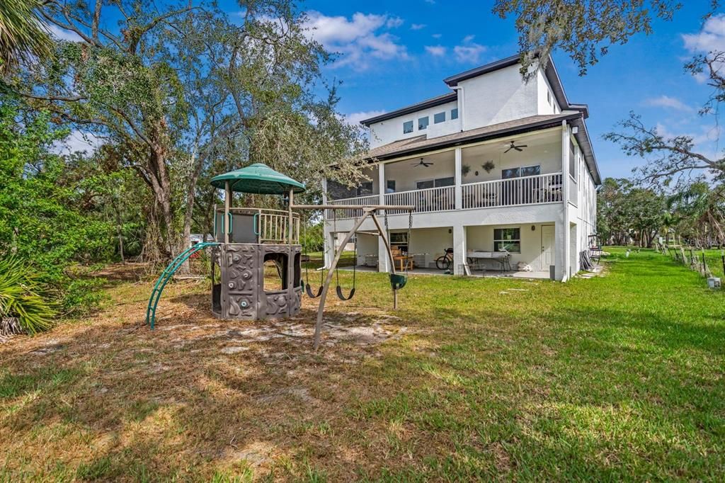 Под контрактом: $765,000 (4 спален, 2 ванн, 2560 Квадратных фут)