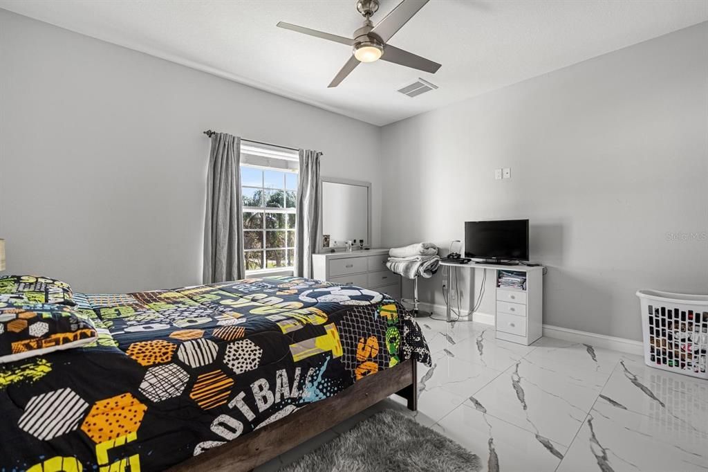 Под контрактом: $765,000 (4 спален, 2 ванн, 2560 Квадратных фут)