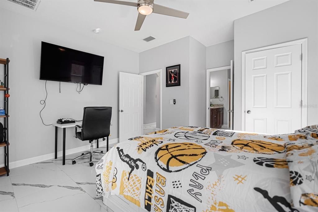 Под контрактом: $765,000 (4 спален, 2 ванн, 2560 Квадратных фут)