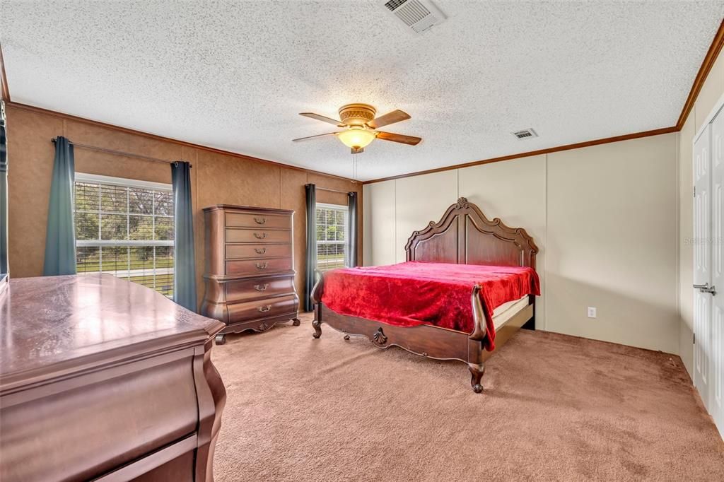 合同活跃: $240,000 (4 贝兹, 2 浴室, 2280 平方英尺)