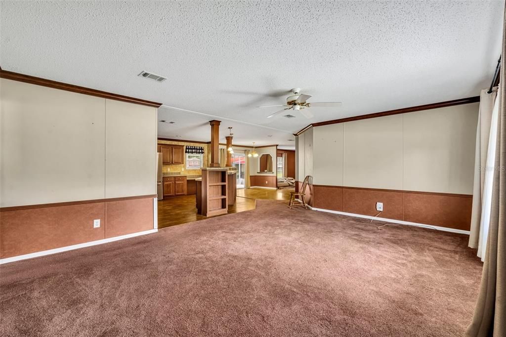 合同活跃: $240,000 (4 贝兹, 2 浴室, 2280 平方英尺)