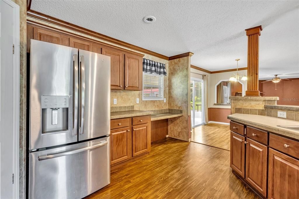 合同活跃: $240,000 (4 贝兹, 2 浴室, 2280 平方英尺)