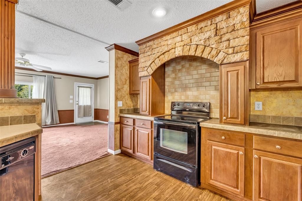 合同活跃: $240,000 (4 贝兹, 2 浴室, 2280 平方英尺)