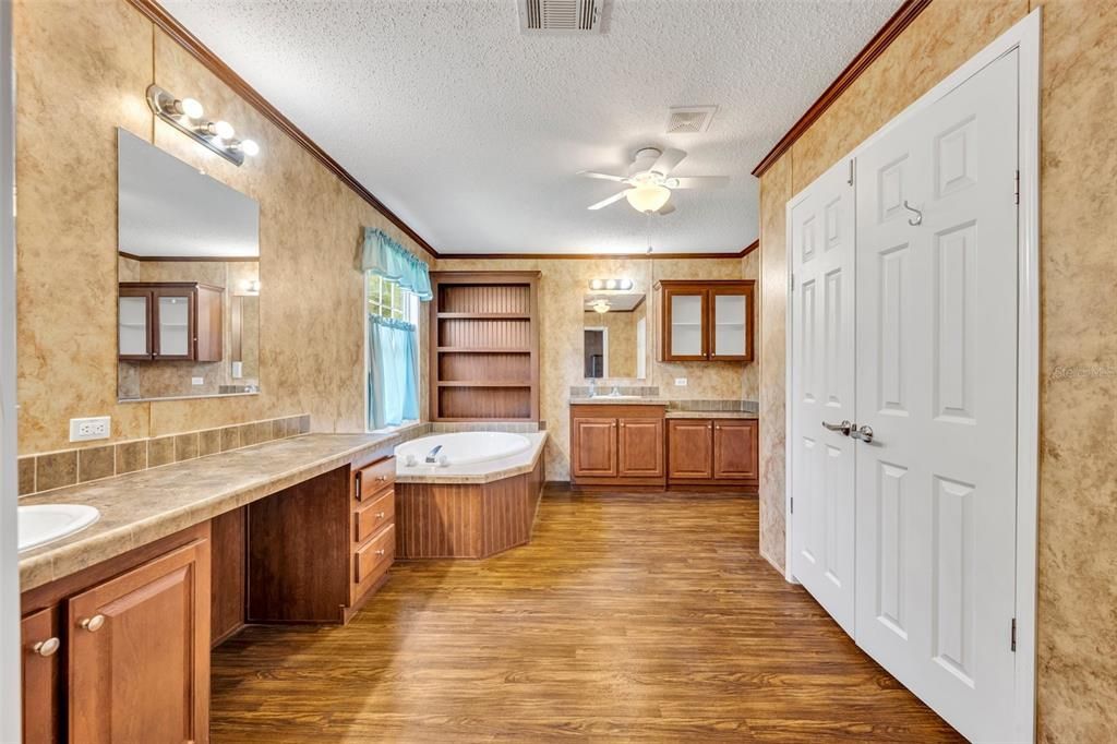 合同活跃: $240,000 (4 贝兹, 2 浴室, 2280 平方英尺)