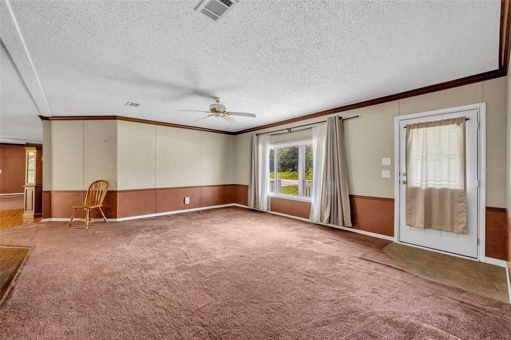 合同活跃: $240,000 (4 贝兹, 2 浴室, 2280 平方英尺)