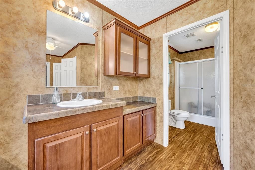 合同活跃: $240,000 (4 贝兹, 2 浴室, 2280 平方英尺)