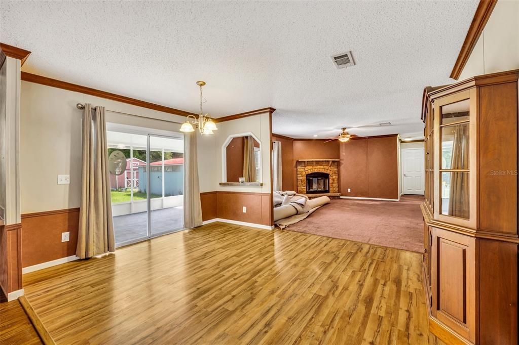 合同活跃: $240,000 (4 贝兹, 2 浴室, 2280 平方英尺)