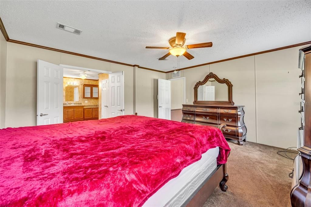 合同活跃: $240,000 (4 贝兹, 2 浴室, 2280 平方英尺)