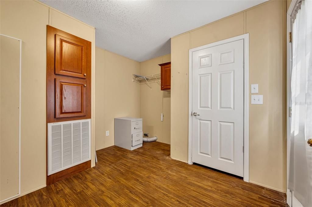 合同活跃: $240,000 (4 贝兹, 2 浴室, 2280 平方英尺)